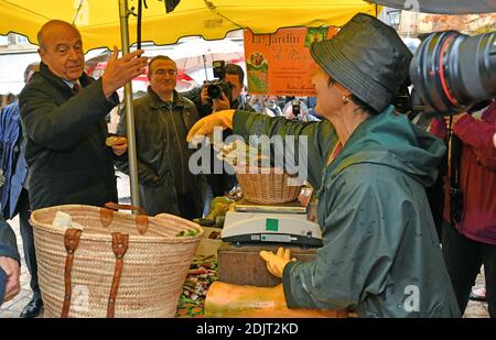 Alain Juppe, maire de Bordeaux et candidat du parti d'extrême-droite les Républicains (LR) à l'élection présidentielle de 2017, visite du marché de fuite à Sarlat-la-Caneda, dans le sud-ouest de la France, le 5 novembre 2016. Photo de PascalRondeau/ABACAPRESS.COM Banque D'Images