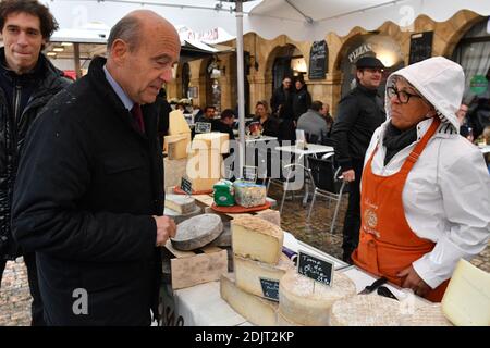 Alain Juppe, maire de Bordeaux et candidat du parti d'extrême-droite les Républicains (LR) à l'élection présidentielle de 2017, visite du marché de fuite à Sarlat-la-Caneda, dans le sud-ouest de la France, le 5 novembre 2016. Photo de PascalRondeau/ABACAPRESS.COM Banque D'Images