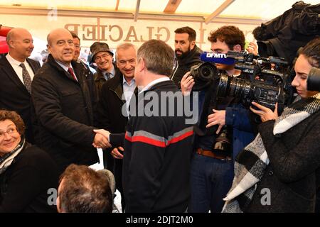 Alain Juppe, maire de Bordeaux et candidat du parti d'extrême-droite les Républicains (LR) à l'élection présidentielle de 2017, visite du marché de fuite à Sarlat-la-Caneda, dans le sud-ouest de la France, le 5 novembre 2016. Photo de PascalRondeau/ABACAPRESS.COM Banque D'Images