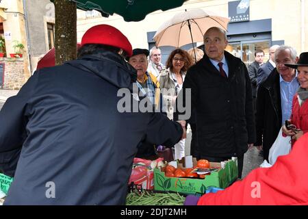 Alain Juppe, maire de Bordeaux et candidat du parti d'extrême-droite les Républicains (LR) à l'élection présidentielle de 2017, visite du marché de fuite à Sarlat-la-Caneda, dans le sud-ouest de la France, le 5 novembre 2016. Photo de PascalRondeau/ABACAPRESS.COM Banque D'Images