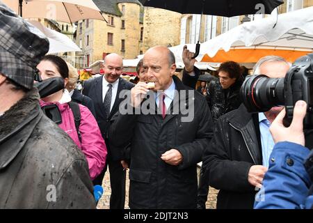 Alain Juppe, maire de Bordeaux et candidat du parti d'extrême-droite les Républicains (LR) à l'élection présidentielle de 2017, visite du marché de fuite à Sarlat-la-Caneda, dans le sud-ouest de la France, le 5 novembre 2016. Photo de PascalRondeau/ABACAPRESS.COM Banque D'Images