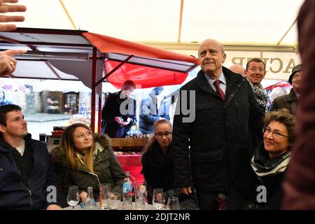 Alain Juppe, maire de Bordeaux et candidat du parti d'extrême-droite les Républicains (LR) à l'élection présidentielle de 2017, visite du marché de fuite à Sarlat-la-Caneda, dans le sud-ouest de la France, le 5 novembre 2016. Photo de PascalRondeau/ABACAPRESS.COM Banque D'Images