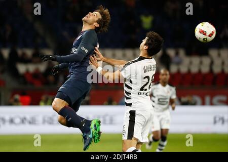 Maxwell du PSG affronte Yoann Gourbuff de Rennes lors du match de football de la première Ligue française, PSG vs Rennes au Parc des Princes, France, le 6 novembre 2016. PSG a gagné 4-0. Photo de Henri Szwarc/ABACAPRESS.COM Banque D'Images