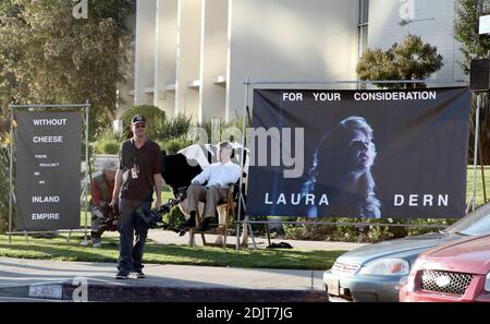 David Lynch adopte une nouvelle approche pour promouvoir son nouveau film, Inland Empire avec Laura Dern, à Hollywood, Californie. 11/9/06 Banque D'Images