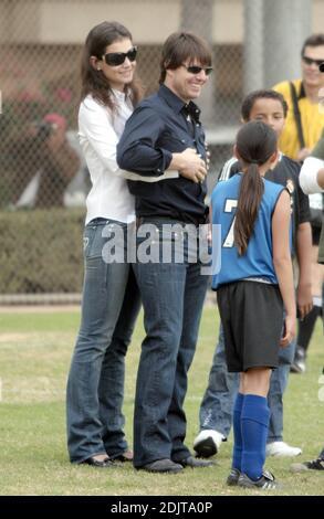 Tom Cruise et Katie Holmes font une apparition au match de football d'Isabella à Beverly Hills, environ une semaine avant leur mariage en Italie. Le couple était très tactile et continuait à embrasser et à embrasser et à sourire tout au long du match. Katie envoyait et recevait des messages texte et donna à Tom le signal OK après avoir lu un message. 11/11/06 Banque D'Images