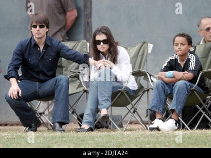 Tom Cruise et Katie Holmes font une apparition au match de football d'Isabella à Beverly Hills, environ une semaine avant leur mariage en Italie. Le couple était très tactile et continuait à embrasser et à embrasser et à sourire tout au long du match. Katie envoyait et recevait des messages texte et donna à Tom le signal OK après avoir lu un message. 11/11/06 Banque D'Images