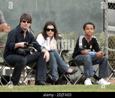 Tom Cruise et Katie Holmes font une apparition au match de football d'Isabella à Beverly Hills, environ une semaine avant leur mariage en Italie. Le couple était très tactile et continuait à embrasser et à embrasser et à sourire tout au long du match. Katie envoyait et recevait des messages texte et donna à Tom le signal OK après avoir lu un message. 11/11/06 Banque D'Images