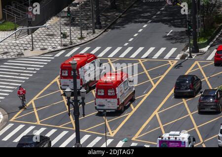 Sao Paulo, Sao Paulo, Brésil. 14 décembre 2020. (INT) UN convoi d'ambulances à Sao Paulo. 14 décembre 2020, Sao Paulo, Brésil: Plusieurs ambulances de SAMU (Mobile Emergency Service) sont vues dans un convoi du centre-ville de Sao Paulo.Credit: Leco Viana/TheNews2 Credit: Leco Viana/TheNEWS2/ZUMA Wire/Alay Live News Banque D'Images