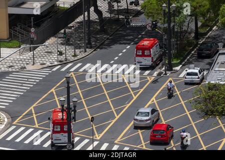 Sao Paulo, Sao Paulo, Brésil. 14 décembre 2020. (INT) UN convoi d'ambulances à Sao Paulo. 14 décembre 2020, Sao Paulo, Brésil: Plusieurs ambulances de SAMU (Mobile Emergency Service) sont vues dans un convoi du centre-ville de Sao Paulo.Credit: Leco Viana/TheNews2 Credit: Leco Viana/TheNEWS2/ZUMA Wire/Alay Live News Banque D'Images