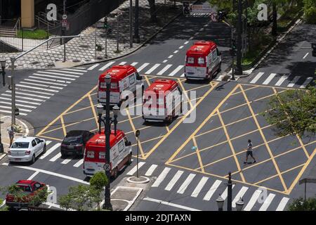 Sao Paulo, Sao Paulo, Brésil. 14 décembre 2020. (INT) UN convoi d'ambulances à Sao Paulo. 14 décembre 2020, Sao Paulo, Brésil: Plusieurs ambulances de SAMU (Mobile Emergency Service) sont vues dans un convoi du centre-ville de Sao Paulo.Credit: Leco Viana/TheNews2 Credit: Leco Viana/TheNEWS2/ZUMA Wire/Alay Live News Banque D'Images