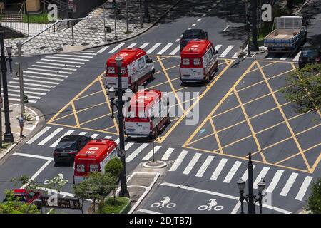 Sao Paulo, Sao Paulo, Brésil. 14 décembre 2020. Sao Paulo (SP), 14/12/2020 - CARREATA DE AMBULANCIAS - Diversas Ambulancias do SAMU (Servico de Atendimento Movel de Urgencia) sao Views em carreata na rua Maria Paulo com AV Santos Amaro, nesta segunda-feira crédit: Leco Viana/TheNEWS2/ZUMA Wire/Alamy Live News Banque D'Images