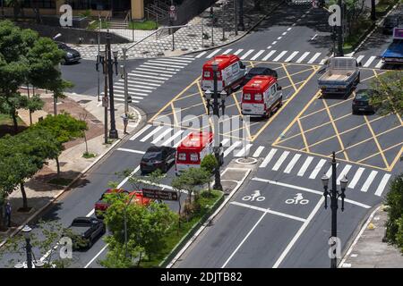 Sao Paulo, Sao Paulo, Brésil. 14 décembre 2020. (INT) UN convoi d'ambulances à Sao Paulo. 14 décembre 2020, Sao Paulo, Brésil: Plusieurs ambulances de SAMU (Mobile Emergency Service) sont vues dans un convoi du centre-ville de Sao Paulo.Credit: Leco Viana/TheNews2 Credit: Leco Viana/TheNEWS2/ZUMA Wire/Alay Live News Banque D'Images