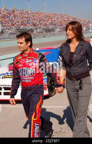 Le pilote de voiture de course Jeff Gordon et son épouse à la série Ford 400 NASCAR NEXTEL Cup, Homestead-Miami Speedway, Homestead, FL. 11/18/06 Banque D'Images