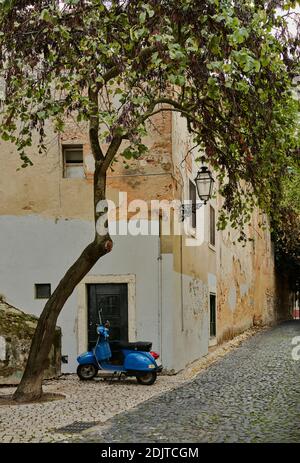 Scooter bleu dans Alfama Alley Way Banque D'Images