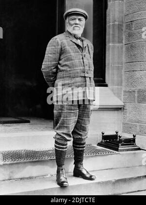 Andrew Carnegie (1835-1919) industriel et philanthrope écossais-américain, Portrait en costume et culotte écossais, New York World-Telegram et The Sun Newspaper Photograph Collection, 1910 Banque D'Images