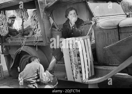 Épouse de fruit Vendor ayant des chaussures Shined à Market, San Antonio, Texas, États-Unis, Russell Lee, U.S. Office of War information/États-Unis Administration de la sécurité agricole, mars 1939 Banque D'Images