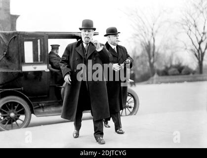 James Jerome Hill (1838-1916), président du Great Northern Railway, Portrait intégral avec J. H. Carroll, Harris & Ewing, 1911 Banque D'Images