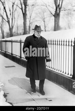 James Jerome Hill (1838-1916), président du Great Northern Railway, Full-long Portrait, Harris & Ewing, 1913 Banque D'Images