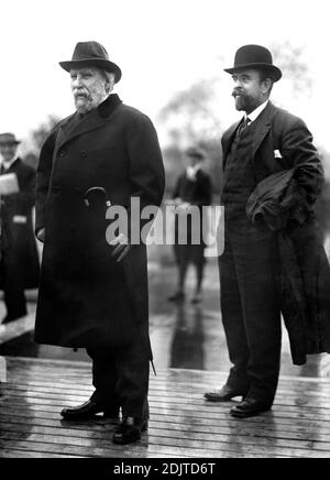 James Jerome Hill (1838-1916), président du Great Northern Railway, Portrait intégral avec Louis W. Hill, Harris & Ewing, 1912 Banque D'Images