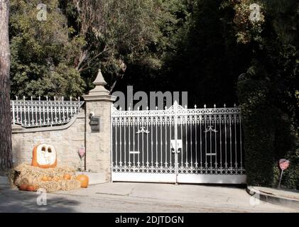 Cette citrouille a un secret ! Ses propriétaires sont le couple de célébrités Tom Cruise et Katie Holmes. La citrouille est exposée à l'extérieur de la maison du couple de Beverly Hills à environ. 11/1/06 Banque D'Images