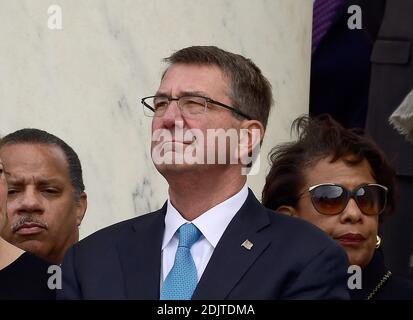 Le secrétaire à la Défense des États-Unis Ash carter se penche sur le président américain Barack Obama qui fait des remarques au Memorial Amphitheater du cimetière national d'Arlington, en Virginie, après avoir déposé une couronne à la tombe du soldat inconnu le vendredi 11 novembre 2016, le jour de l'ancien combattant. Photo de Ron Sachs/Pool/ABACAPRESS.COM Banque D'Images