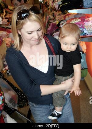 Melissa Joan Hart fait des magasins avec son fils Mason à Kitson à Los Angeles, Californie. Mason aura un an en janvier. 12/02/06 Banque D'Images