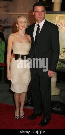 L'actrice Naomi Watts et l'acteur Liev Schreiber arrivent pour la première de leur nouveau film 'The Painted Veil' aux cinémas Arclight de Los Angeles, Californie, le 12/13/06. Banque D'Images