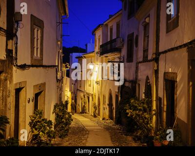 Ancienne rue du village bordée de galets à Castelo de vide la nuit Banque D'Images