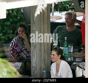 Boris Becker passe Noël à Miami. Ses fils Noé et Élias passèrent la matinée avec la mère Barbara, puis l'après-midi avec le père Boris et sa petite amie Sharlely Kerssenberg. Boris était dans une forme très festive, dansant, divertissant et passant du temps de qualité avec ses fils. Miami Beach, FL, 12/24/06 Banque D'Images