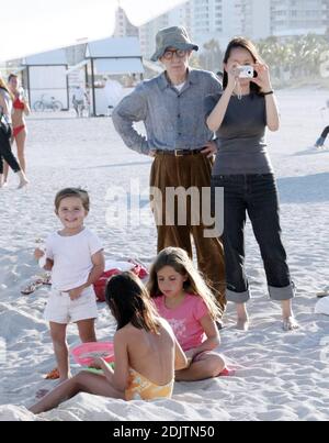 Woody Allen, épouse Soon-Yi Previn et leurs deux filles adopteront South Beach pour la Saint-Sylvestre à Miami, en Floride. 12/29/06 Banque D'Images