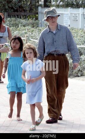 Woody Allen, épouse Soon-Yi Previn et leurs deux filles adopteront South Beach pour la Saint-Sylvestre à Miami, en Floride. 12/29/06 Banque D'Images