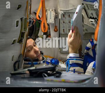 Expédition 50 l'astronaute de l'ESA Thomas Pesquet est vu à l'intérieur du simulateur Soyouz lors des examens de qualification finale, le mardi 25 octobre 2016, au Centre d'entraînement des cosmonautes de Gagarin (CTEC) à Star City, en Russie. Le lancement de Pesquet, du cosmonaute russe Oleg Novitskiy de Roscosmos, et de l'astronaute de la NASA Peggy Whitson est prévu en novembre 2016. Photo de /Bill Ingalls/NASA via ABACAPRESS.COM Banque D'Images