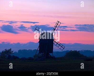 Europe, Suède, Smaland, île d'Öland, moulin à vent devant le ciel du soir, près de Smedby Banque D'Images