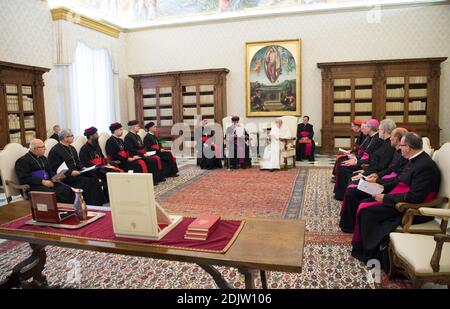 Pope Francis meets with the head of the Assyrian Church of the East, Mar Gewargis III, who was making his first visit to the Vatican on November 17, 2016 since being elected as Catholicos-Patriarch in September last year. In his words to the new leader of this Church the Pope appealed for an end to the conflicts in the Middle East which cause such great suffering to Christians and members of other religious or ethnic minorities. Photo by ABACAPRESS.COM Banque D'Images
