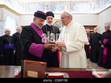 Pope Francis meets with the head of the Assyrian Church of the East, Mar Gewargis III, who was making his first visit to the Vatican on November 17, 2016 since being elected as Catholicos-Patriarch in September last year. In his words to the new leader of this Church the Pope appealed for an end to the conflicts in the Middle East which cause such great suffering to Christians and members of other religious or ethnic minorities. Photo by ABACAPRESS.COM Banque D'Images