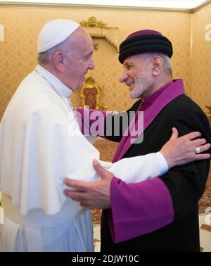 Pope Francis meets with the head of the Assyrian Church of the East, Mar Gewargis III, who was making his first visit to the Vatican on November 17, 2016 since being elected as Catholicos-Patriarch in September last year. In his words to the new leader of this Church the Pope appealed for an end to the conflicts in the Middle East which cause such great suffering to Christians and members of other religious or ethnic minorities. Photo by ABACAPRESS.COM Banque D'Images