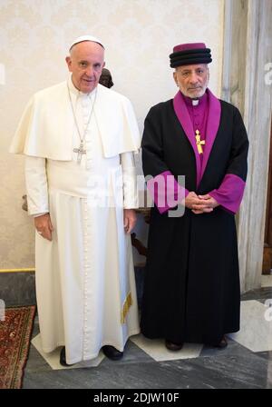 Pope Francis meets with the head of the Assyrian Church of the East, Mar Gewargis III, who was making his first visit to the Vatican on November 17, 2016 since being elected as Catholicos-Patriarch in September last year. In his words to the new leader of this Church the Pope appealed for an end to the conflicts in the Middle East which cause such great suffering to Christians and members of other religious or ethnic minorities. Photo by ABACAPRESS.COM Banque D'Images