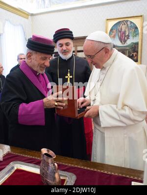 Pope Francis meets with the head of the Assyrian Church of the East, Mar Gewargis III, who was making his first visit to the Vatican on November 17, 2016 since being elected as Catholicos-Patriarch in September last year. In his words to the new leader of this Church the Pope appealed for an end to the conflicts in the Middle East which cause such great suffering to Christians and members of other religious or ethnic minorities. Photo by ABACAPRESS.COM Banque D'Images