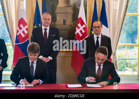 L'ambassadeur de Slovaquie en France Marek Estok et l'ambassadeur de France en Slovaquie Christophe Leonzi signent un accord sur l'éducation en tant que président français François Hollande et son homologue slovaque Andrej Kiska regardent pendant une cérémonie de signature à l'Elysée Palace à Paris, France, le 22 novembre 2016. Photo de Gilles Rolle/Pool/ABACAPRESS.COM Banque D'Images