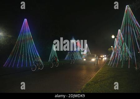 La Nouvelle-Orléans, États-Unis. 14 décembre 2020. Les visiteurs dans leurs véhicules ou sur leurs bicyclettes peuvent voir les installations illuminées pendant la Celebration in the Oaks à la Nouvelle-Orléans, Louisiane, États-Unis, le 13 décembre 2020. La célébration annuelle dans les Oaks a lieu à la Nouvelle-Orléans jusqu'au 3 janvier 2021. Credit: LAN Wei/Xinhua/Alay Live News Banque D'Images