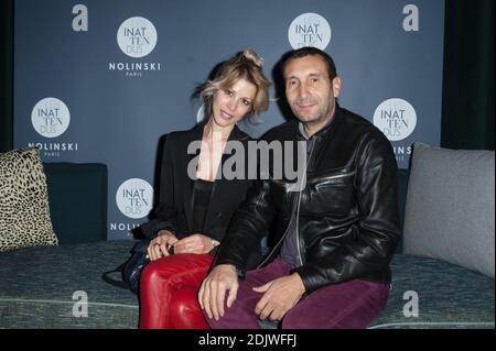 Tristane Banon et Zinedine Soualem participant à la première de l'exposition « Inattendus de Nolinski, VIBRATIONS » de Stefanie Renoma, qui s'est tenue à l'hôtel Nolinski à Paris, en France, le 24 novembre 2016. Photo de Nicolas Genin/ABACAPRESS.COM Banque D'Images