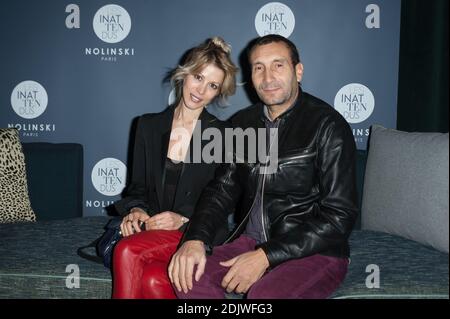 Tristane Banon et Zinedine Soualem participant à la première de l'exposition « Inattendus de Nolinski, VIBRATIONS » de Stefanie Renoma, qui s'est tenue à l'hôtel Nolinski à Paris, en France, le 24 novembre 2016. Photo de Nicolas Genin/ABACAPRESS.COM Banque D'Images