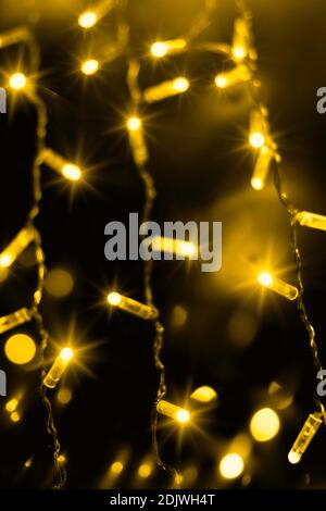 Guirlande lumineuse au néon de couleur de l'année 2021. Toile de fond jaune festif pour cartes de vœux avec espace texte Banque D'Images