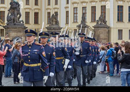 Des gardes armés de palais défilent à Prague Banque D'Images