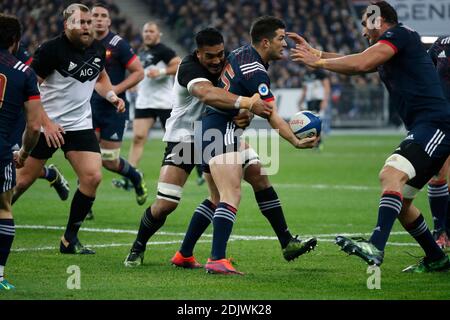 Brice Dulin en France combat Jerome Kaino en Nouvelle-Zélande lors d'un match de rugby d'automne, France contre Nouvelle-Zélande, au Stade de France à St-Denis, France, le 26 novembre 2016. La Nouvelle-Zélande a gagné 24-19. Photo de Henri Szwarc/ABACAPRESS.COM Banque D'Images