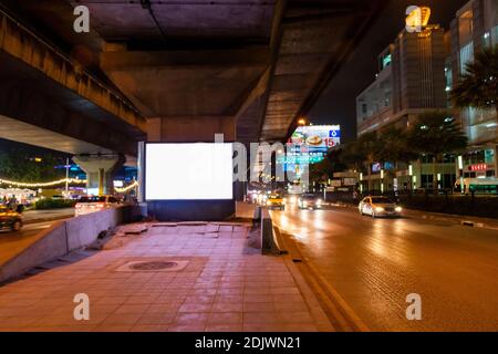 Rues avec publicité et trafic lourd la nuit à Huai Khwang Bangkok Thaïlande. Banque D'Images