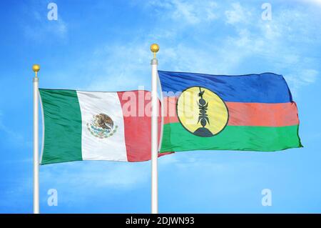 Mexique et Nouvelle-Calédonie deux drapeaux sur les mâts et le bleu ciel nuageux Banque D'Images