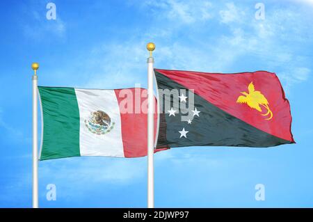 Mexique et Papouasie-Nouvelle-Guinée deux drapeaux sur les mâts de drapeaux et ciel bleu nuageux Banque D'Images