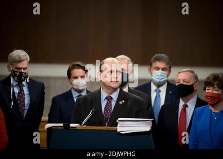 Le représentant des États-Unis Tom Reed (républicain de New York) fait des remarques tandis que le sénateur américain Joe Manchin III (démocrate de Virginie occidentale) et un groupe bipartisan de sénateurs américains annoncent le texte législatif des deux bipartisanes, Les projets de loi bicaméraux COVID-19 sur les secours d'urgence qui prévoient de fournir jusqu'à 908 milliards de dollars en secours d'urgence dans l'édifice Dirksen du bureau du Sénat à Capitol Hill, à Washington, DC, le lundi 14 décembre 2020. La première prévoit une allocation de 748 milliards de dollars pour une aide plus importante aux PPA et une allocation chômage, et une deuxième facture de 160 milliards de dollars pour l'aide à l'État et l Banque D'Images