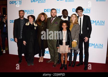 Rob Simonsen, Clementine Celarie, Antoine Bertrand, Hugo Gelin, Clemence Poesy, Omar Sy, Gloria Colston assister à la sortie Demain commence la première de Paris au Cinéma le Grand Rex à Paris, le 28 novembre 2016. Photo d'Alban Wyters/ABACAPRESS.COM Banque D'Images